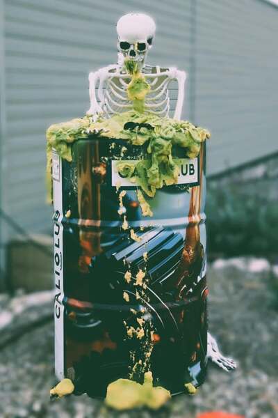 Chaque recoin de cette demeure raconte une histoire. Dès que l’on franchit l’arche de l’horreur, le monde réel disparaît pour laisser place à un univers peuplé de créatures inquiétantes et de décors saisissants. Des toiles d’araignées géantes s’accrochent aux murs, des citrouilles sculptées éclairent les chemins de leur lueur orangée, tandis que des cercueils entrouverts laissent entrevoir des squelettes et des corps oubliés. Des sorcières planent au-dessus des visiteurs, des vampires guettent depuis les recoins les plus sombres, et des zombies semblent prêts à surgir d’un instant à l’autre