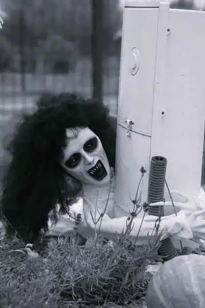 Les enfants avancent en retenant leur souffle, les parents rient tout en essayant de cacher leurs frissons, et chacun découvre avec étonnement l’imagination débordante d’Eugénie. Chaque élément, chaque lumière, chaque son a été pensé pour plonger les visiteurs dans une atmosphère à la fois angoissante et féerique. Rien n’est laissé au hasard. L’arche d’entrée marque le passage vers un autre monde, les effets de lumière donnent vie aux ombres, et la musique, tantôt grinçante, tantôt mystérieuse, accompagne le visiteur tout au long de sa découverte.