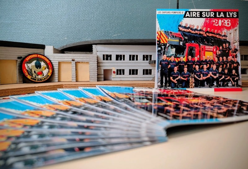 Distribution des calendriers de l'année 2026 par les pompiers de Aire sur la Lys
