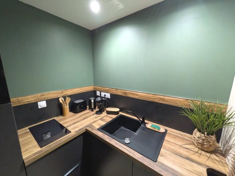 PXL 20251022 164300352 1 768x577