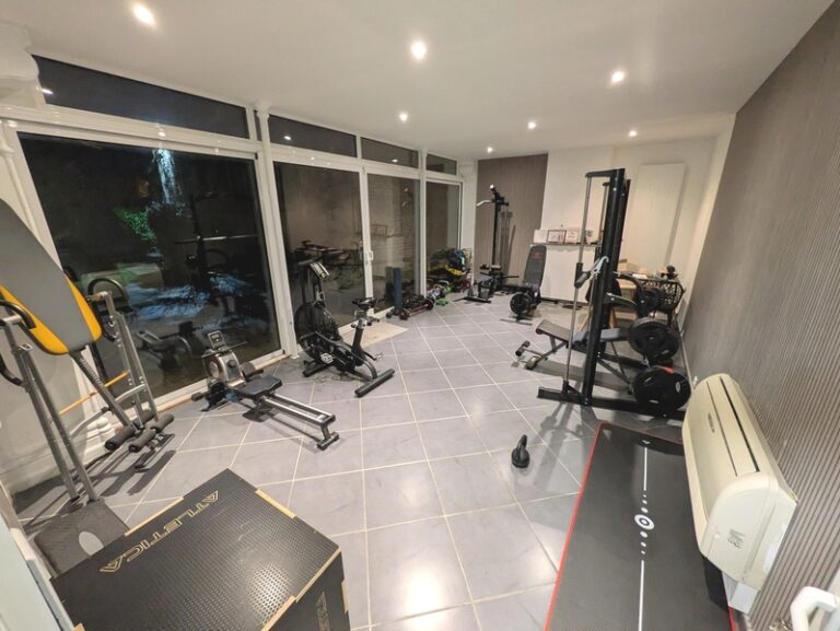 PXL 20251126 184700632 768x577