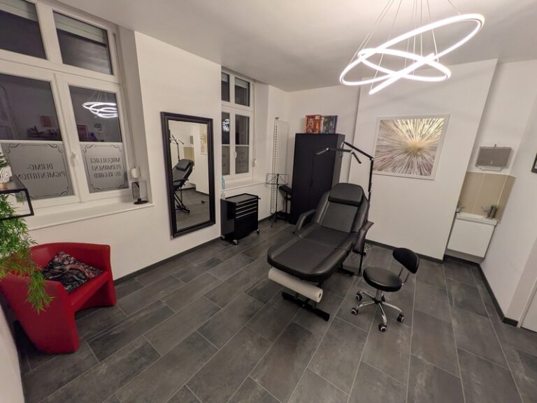 PXL 20251126 184907362 768x577